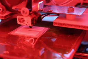 L'imprimante 3D en train de concevoir le support à moteur.