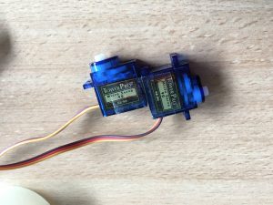 Scotcher les deux servomoteurs ensembles