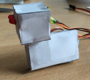 Mettre les deux leds dans les trous pour les yeux