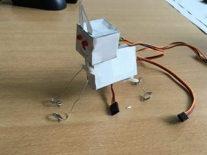 Coller les deux oreilles et fixer les hélices sur les servomoteurs